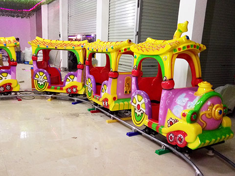 аттракцион поезд на рельсах